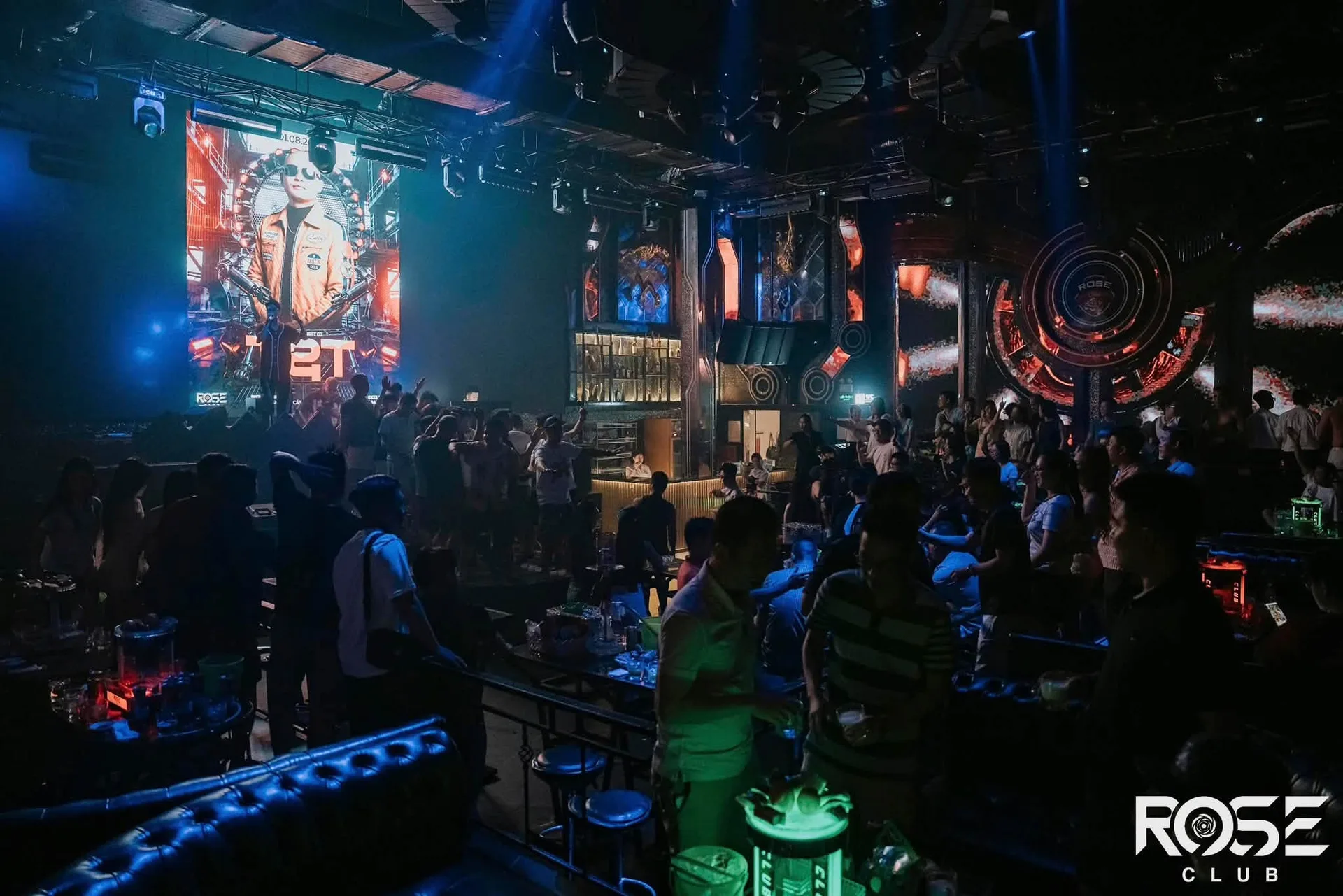 Màn LED lớn và đĩa huy hiệu ROSE vòng đỏ trong phòng Rose Club Cát Bà