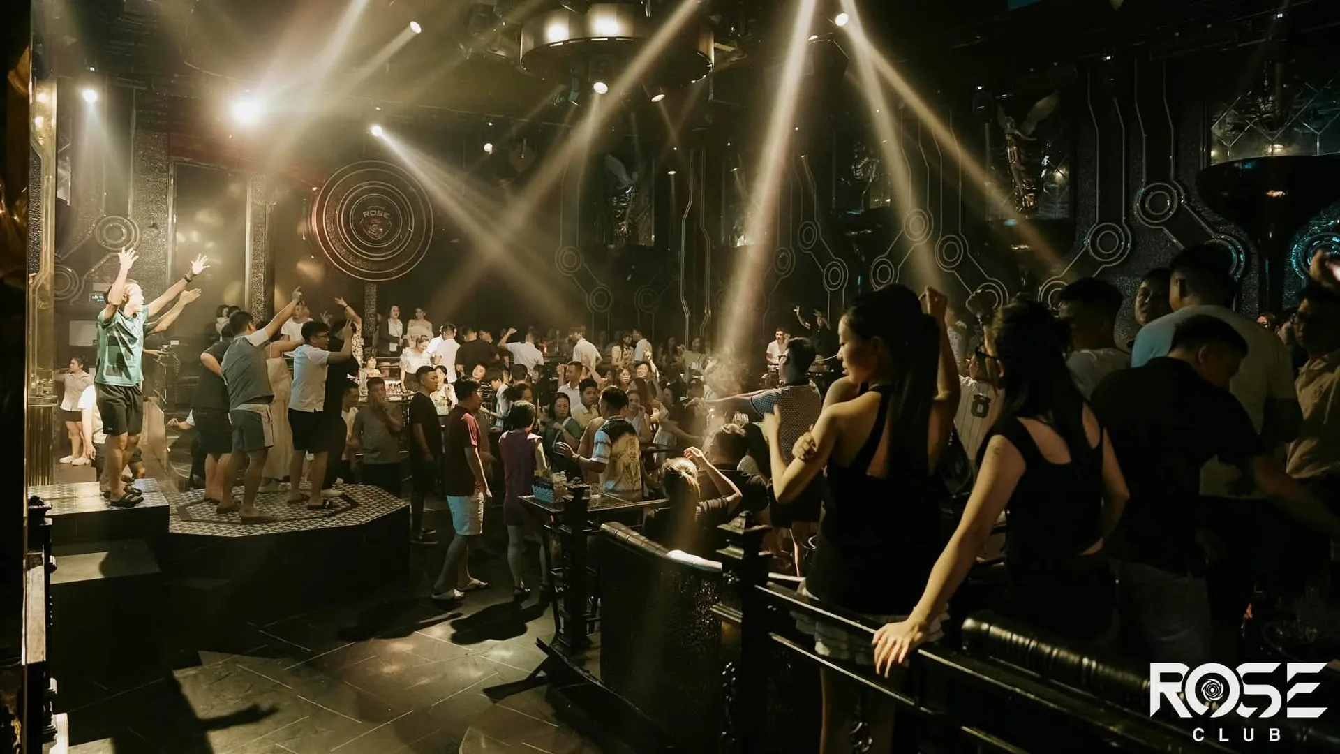 Tia đèn moving head quét qua sàn nhảy Rose Club Cát Bà